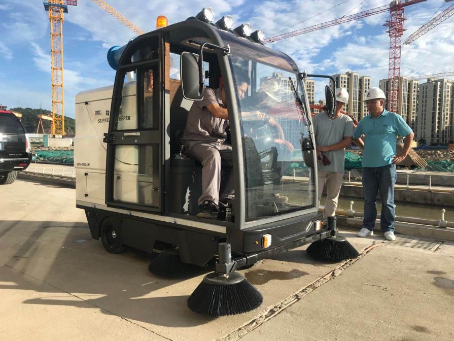 德清龙海市电动清扫车：现代城市清洁的新解决方案